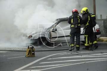 Arde un coche en la calle Poeta Pablo Neruda de Los Llanos de Telde/Eugenio Artiles y TA.